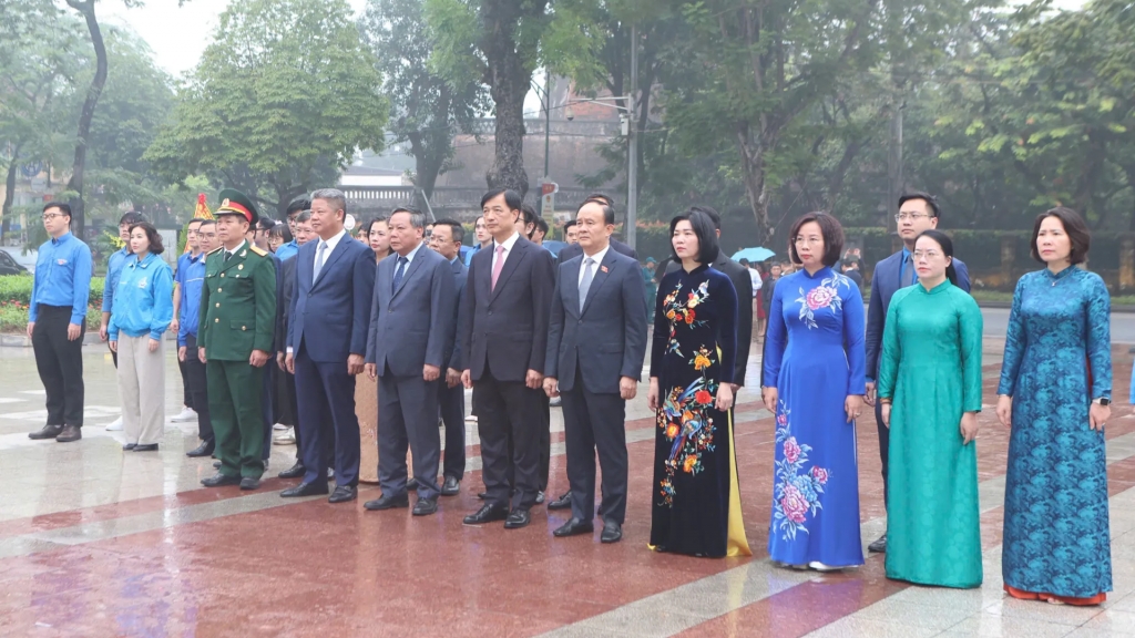 Lãnh đạo thành phố Hà Nội dâng hoa kỷ niệm 108 năm Cách mạng Tháng Mười Nga