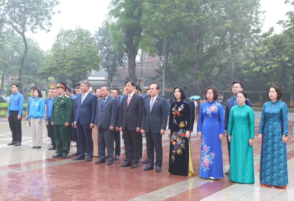 Đoàn đại biểu thành phố Hà Nội dâng hoa kỷ niệm 108 năm Cách mạng Tháng Mười Nga tại Tượng đài Lênin (đường Điện Biên Phủ, phường Ba Đình).