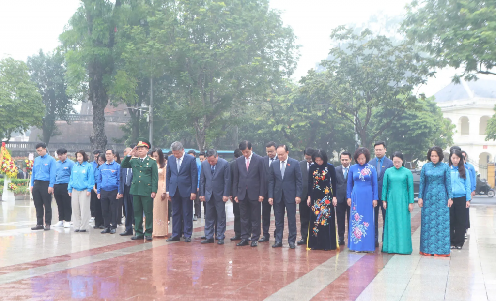 Các đồng chí lãnh đạo thành phố Hà Nội mặc niệm tưởng nhớ lãnh tụ V.I.Lênin.