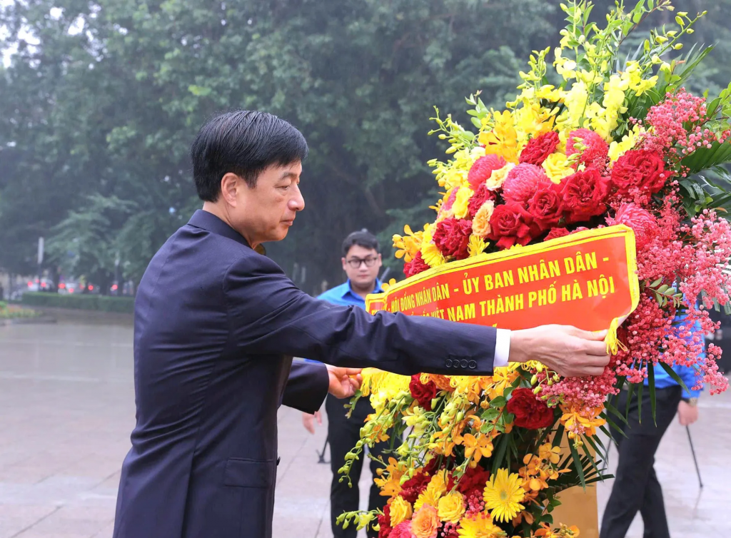 Ủy viên Bộ Chính trị, Bí thư Thành ủy Hà Nội Nguyễn Duy Ngọc dâng hoa, tưởng niệm lãnh tụ V.I.Lênin tại Tượng đài Lênin nhân kỷ niệm 108 năm Cách mạng Tháng Mười Nga.