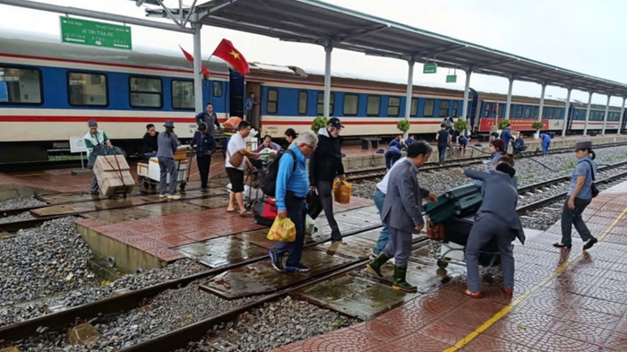 Đường sắt tạm dừng nhiều chuyến tàu, chuyển tải hành khách do ảnh hưởng bão số 13