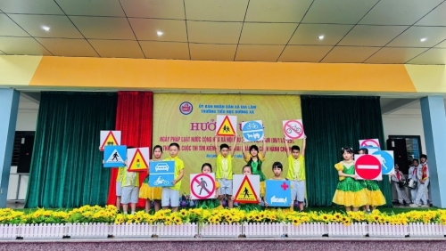 Trường Tiểu học Dương Xá hưởng ứng Ngày Pháp luật Việt Nam năm 2025