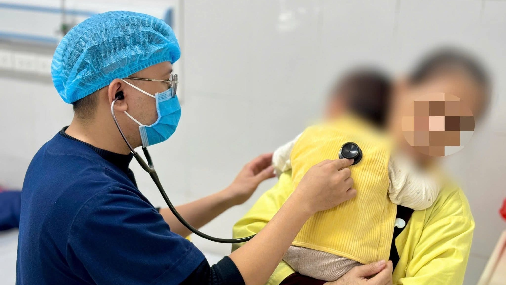 Tăng nhanh ca mắc cúm A, nhiều trẻ nhỏ nhập viện điều trị biến chứng hô hấp