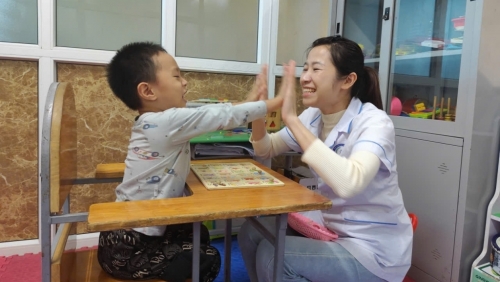 Không bỏ lỡ “cơ hội vàng” can thiệp sớm cho trẻ chậm phát triển ngôn ngữ
