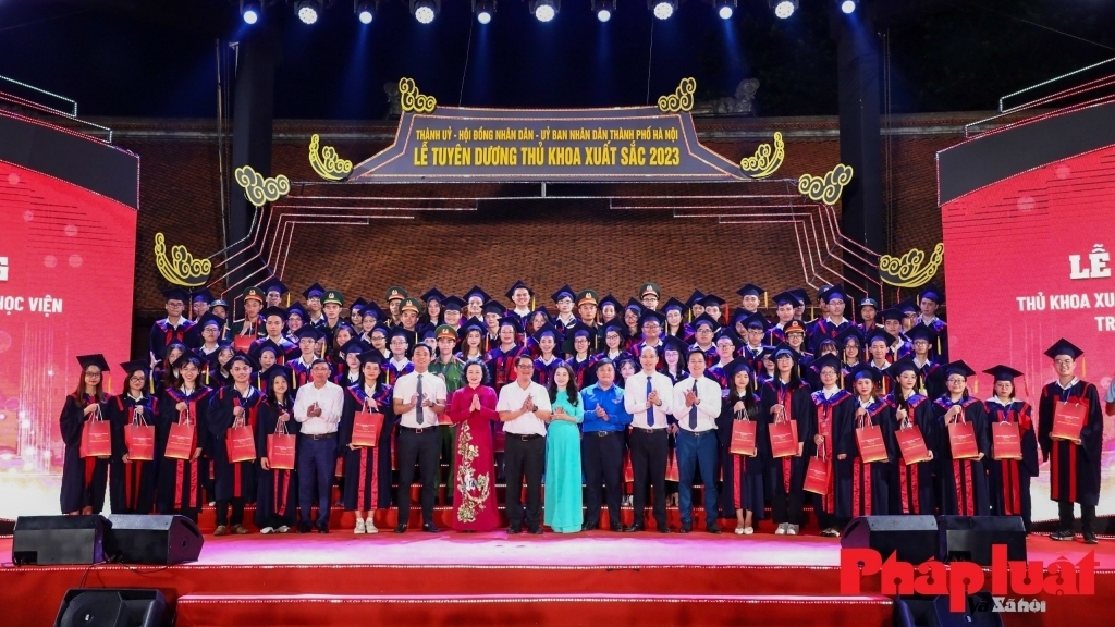 Nhiều tấm gương "Sinh viên 5 tốt" được tuyên dương thủ khoa xuất sắc năm 2025