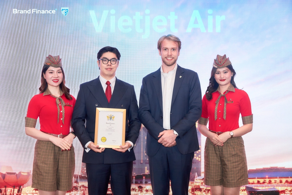 Ông Nguyễn An Phú, Phó Giám đốc Tài chính Vietjet (giữa, bên trái) đại diện hãng nhận danh hiệu top thương hiệu hàng không giá trị nhất ASEAN 2025