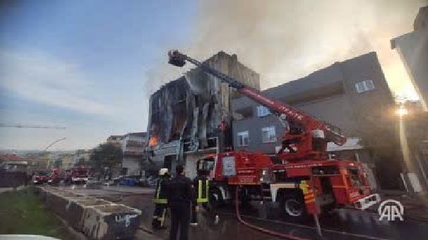 Cháy kho nước hoa lúc sáng sớm khiến 6 người tử vong