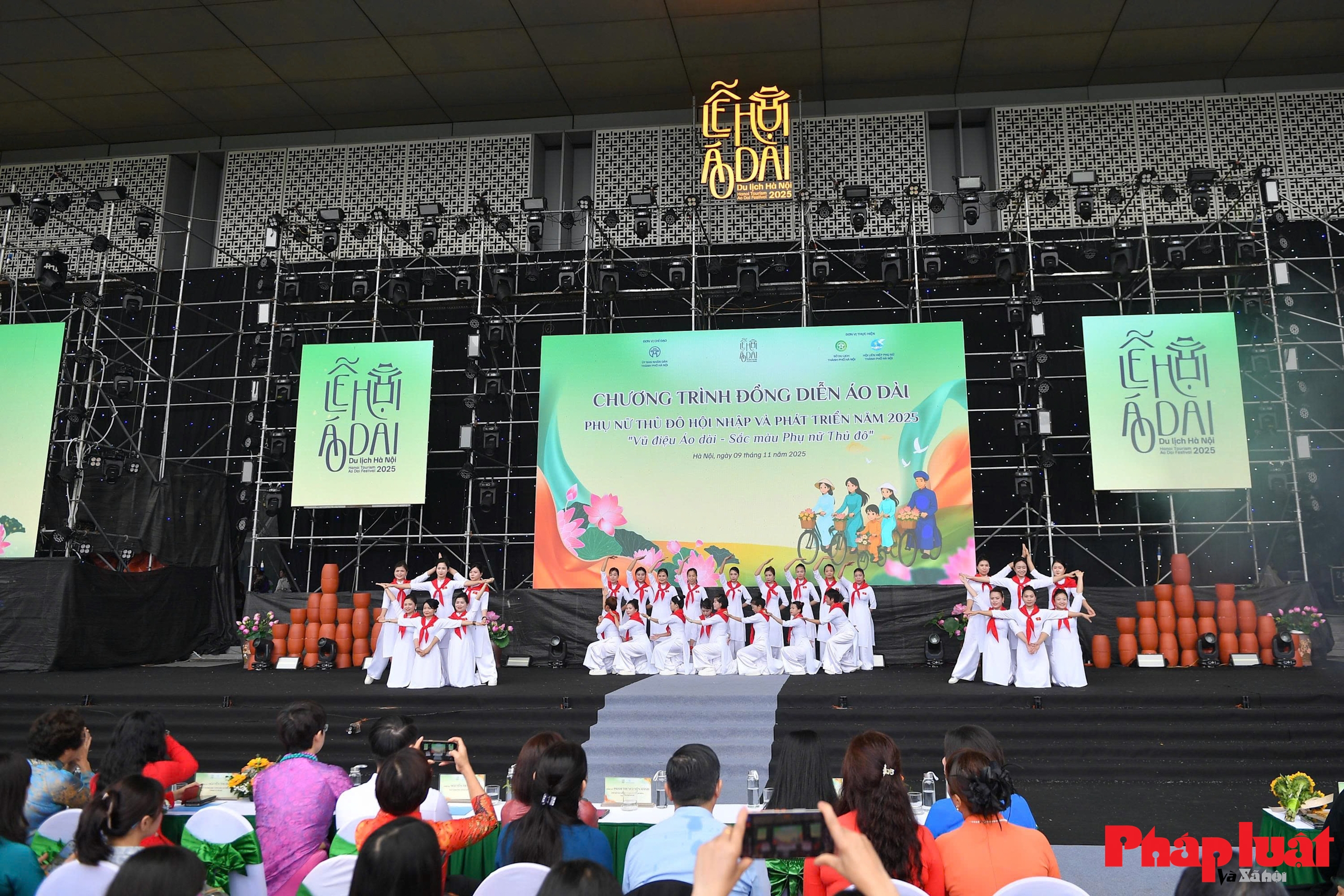 Phụ nữ Thủ đô lan toả vẻ đẹp áo dài trong không gian lễ hội Áo dài Du lịch Hà Nội 2025