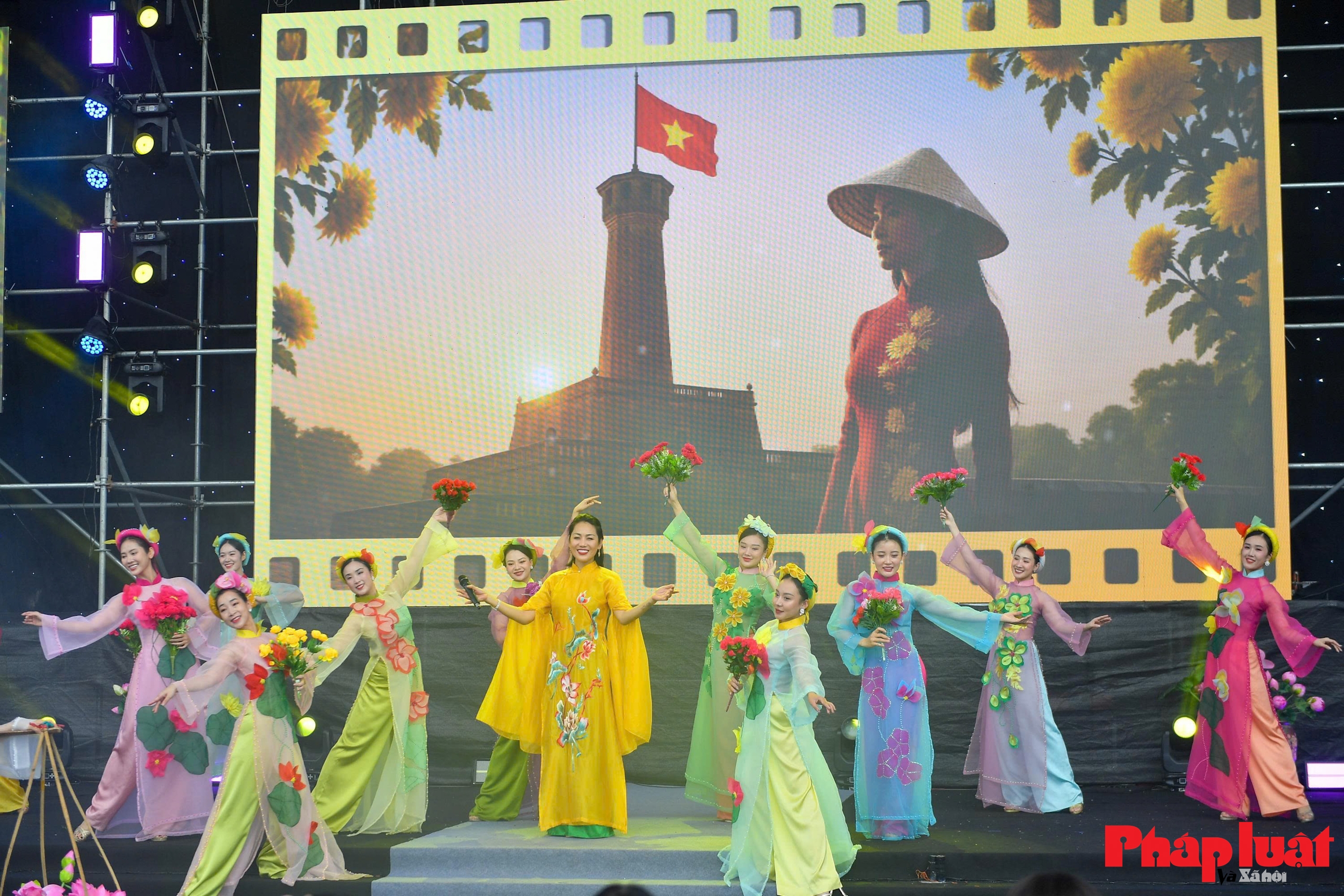 Phụ nữ Thủ đô lan toả vẻ đẹp áo dài trong không gian lễ hội Áo dài Du lịch Hà Nội 2025