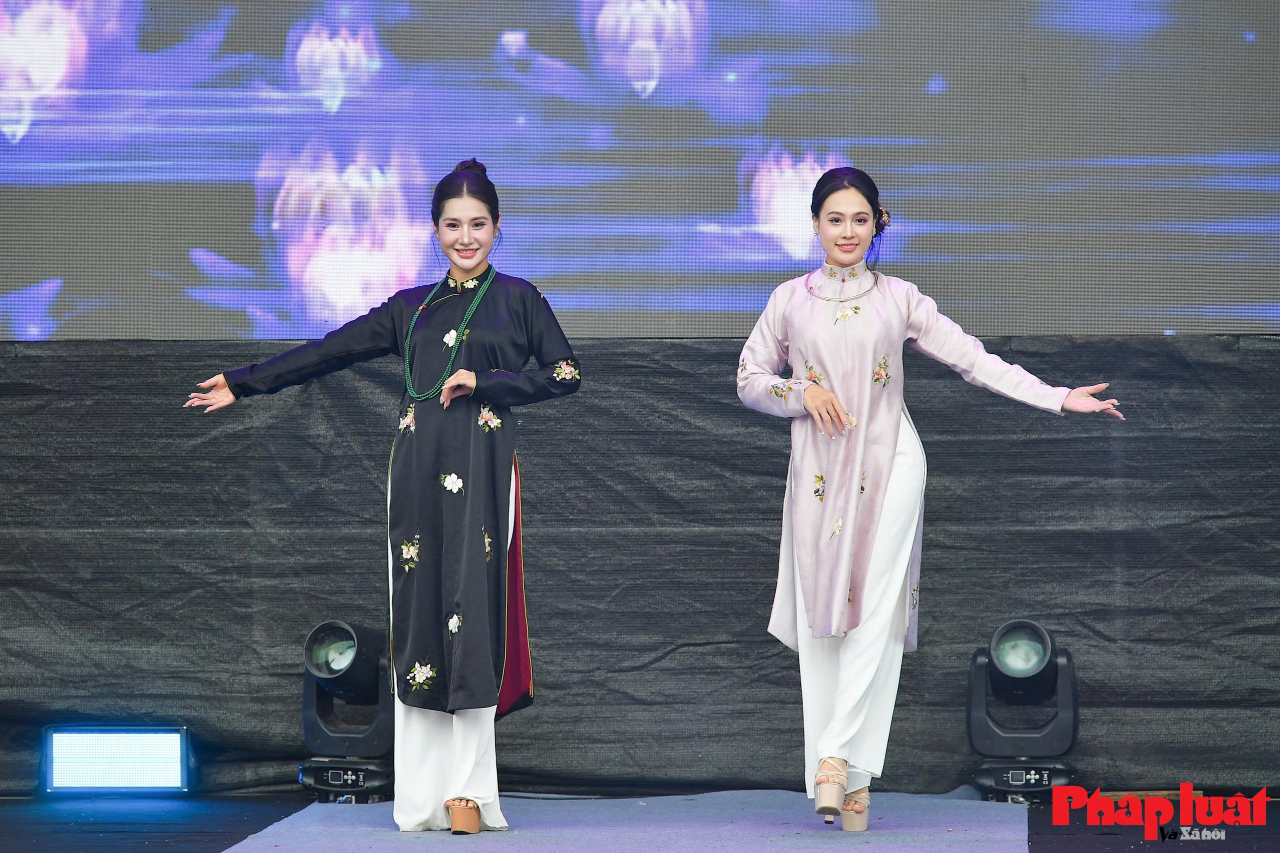 Phụ nữ Thủ đô lan toả vẻ đẹp áo dài trong không gian lễ hội Áo dài Du lịch Hà Nội 2025