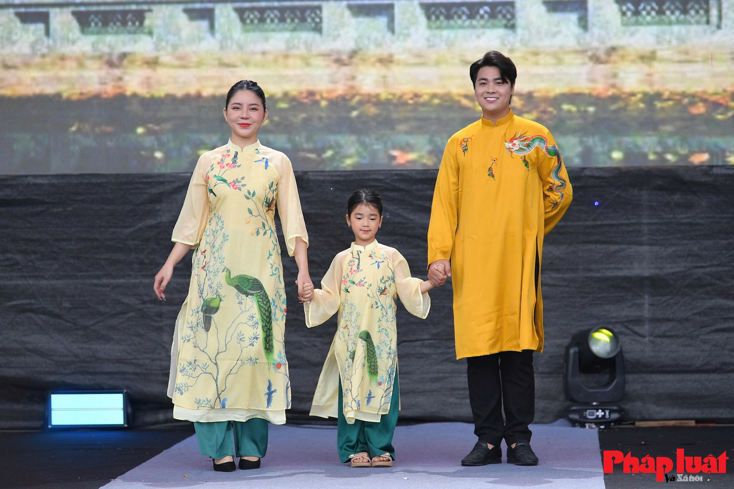 Phụ nữ Thủ đô lan toả vẻ đẹp áo dài trong không gian lễ hội Áo dài Du lịch Hà Nội 2025