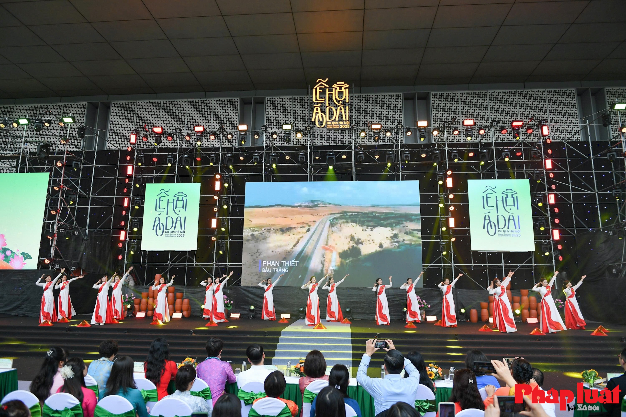 Phụ nữ Thủ đô lan toả vẻ đẹp áo dài trong không gian lễ hội Áo dài Du lịch Hà Nội 2025