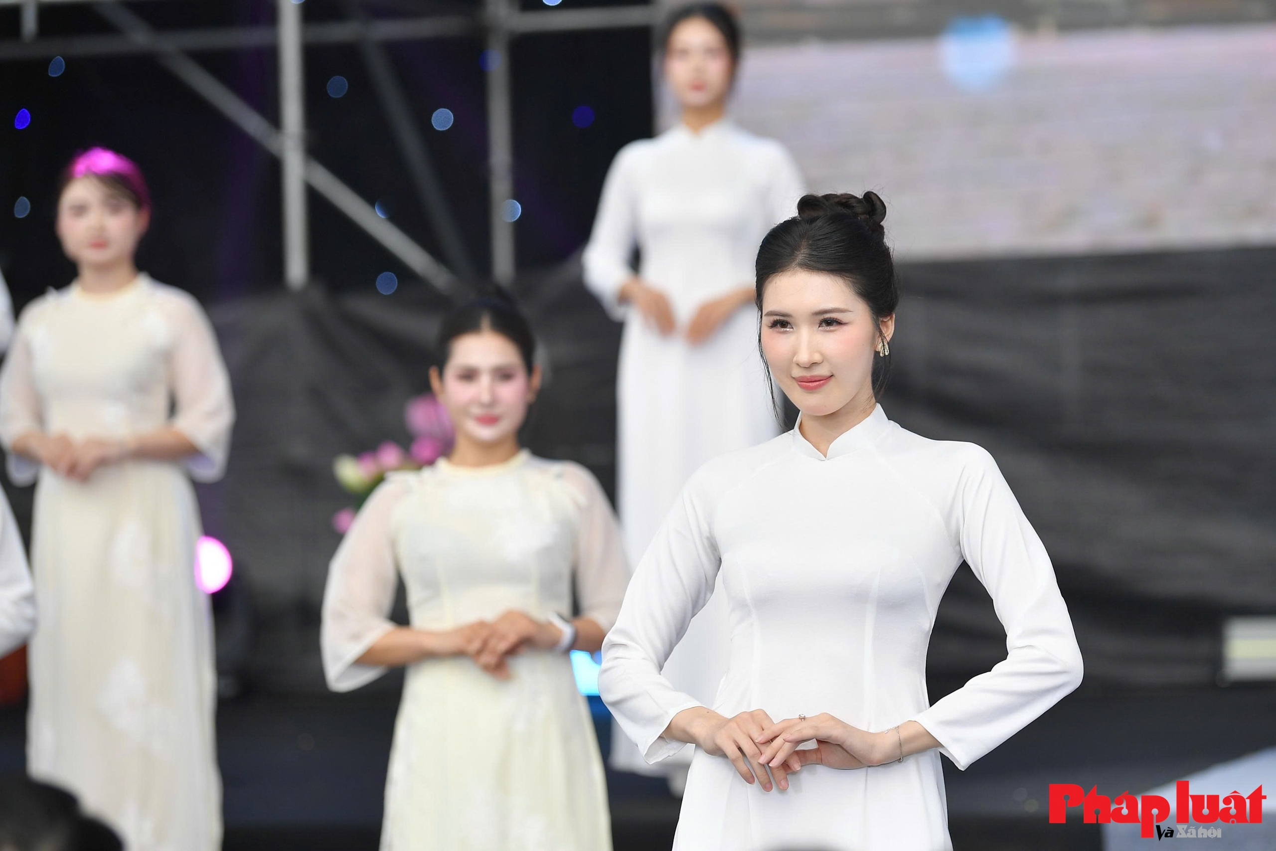 Phụ nữ Thủ đô lan toả vẻ đẹp áo dài trong không gian lễ hội Áo dài Du lịch Hà Nội 2025