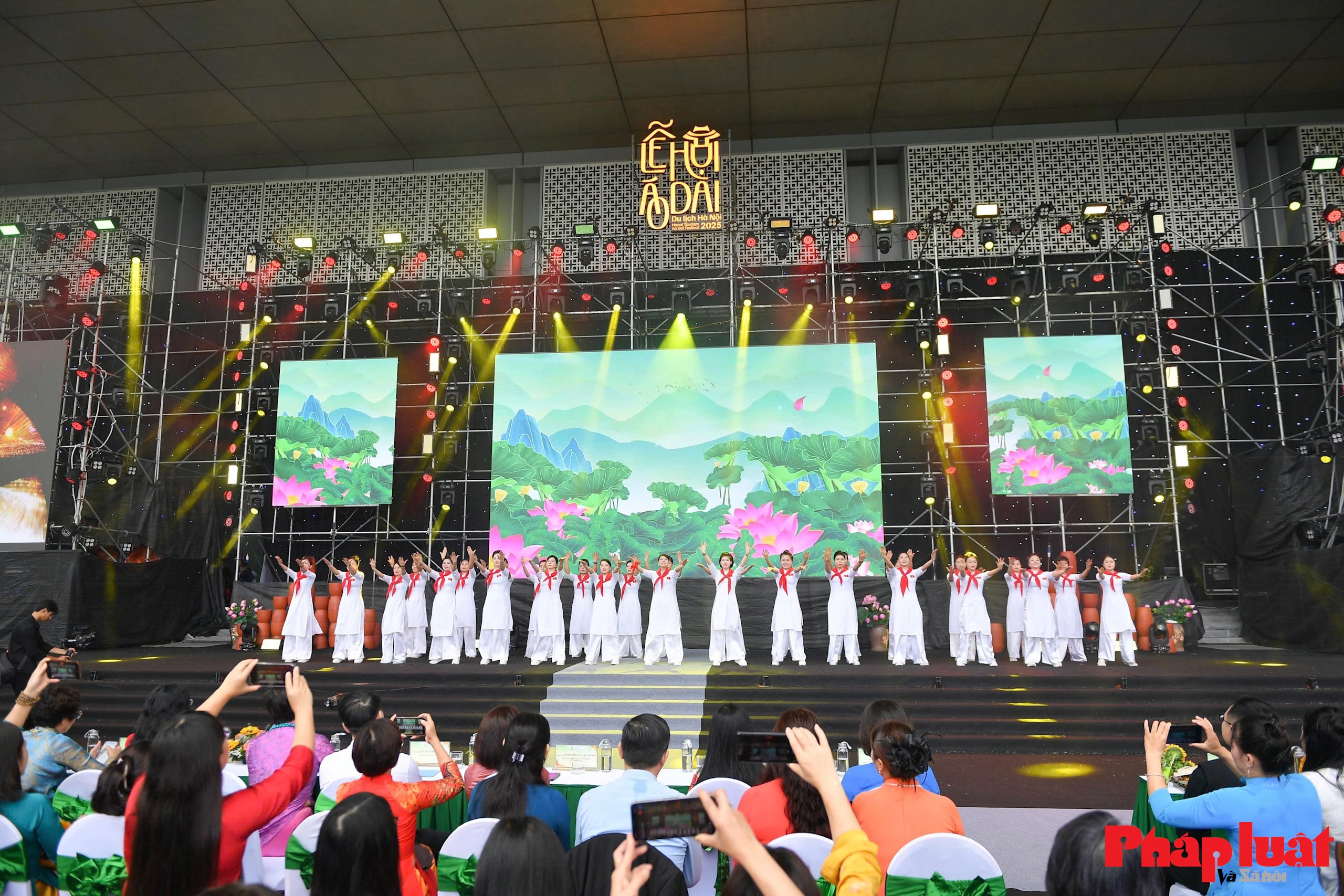 Phụ nữ Thủ đô lan toả vẻ đẹp áo dài trong không gian lễ hội Áo dài Du lịch Hà Nội 2025