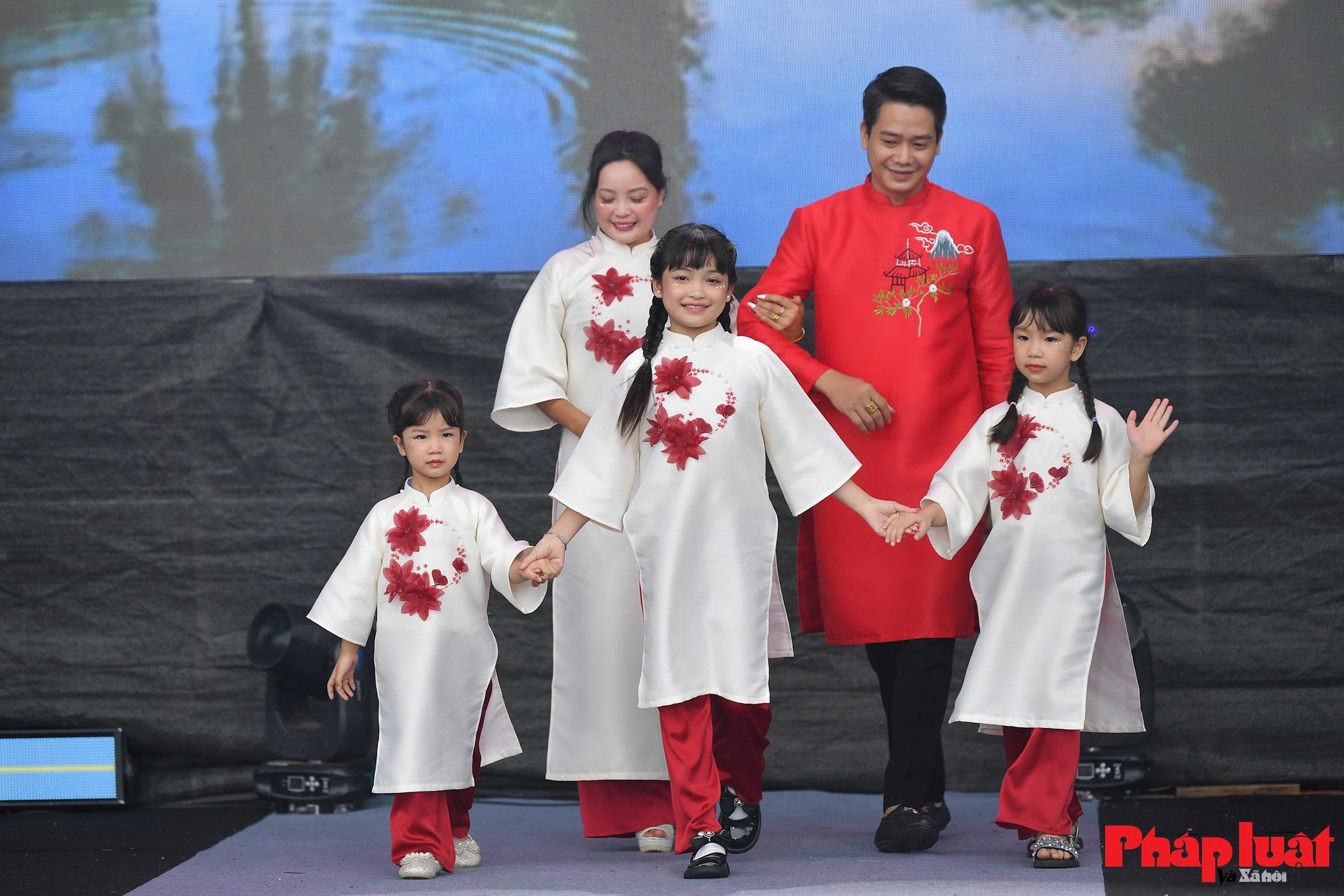 Phụ nữ Thủ đô lan toả vẻ đẹp áo dài trong không gian lễ hội Áo dài Du lịch Hà Nội 2025