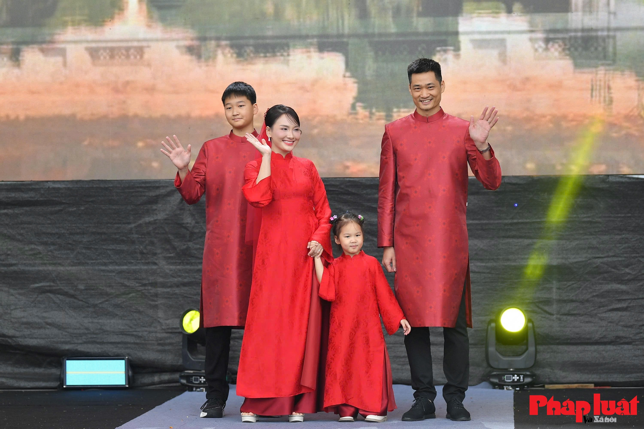 Phụ nữ Thủ đô lan toả vẻ đẹp áo dài trong không gian lễ hội Áo dài Du lịch Hà Nội 2025