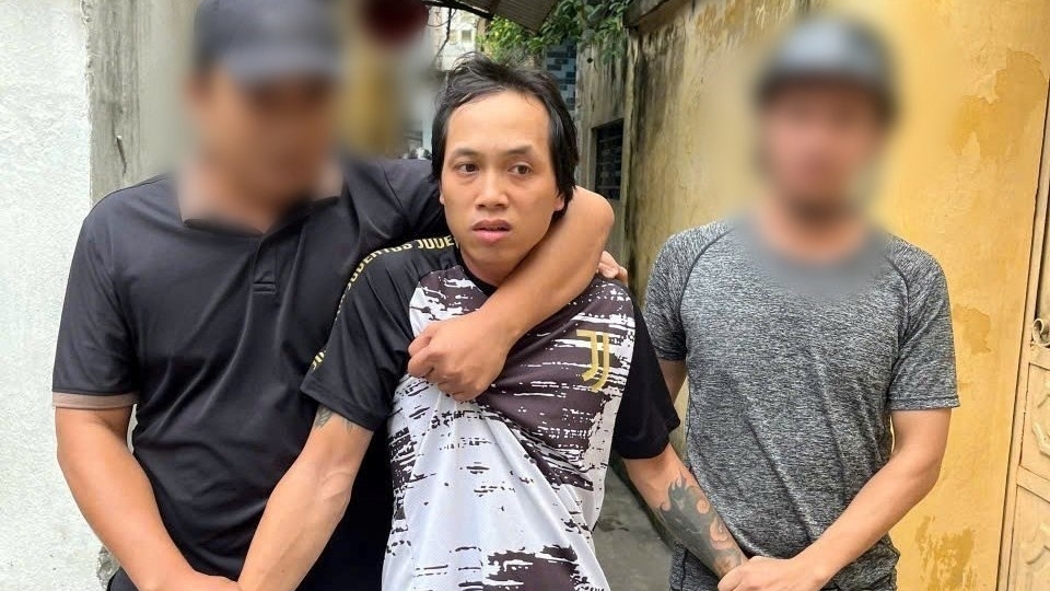 Gã thanh niên giở trò lưu manh với cô gái trên bờ hồ Tam Bạc