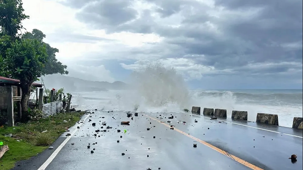 Bão Fung Wong tiến vào Biển Đông, trở thành cơn bão số 14