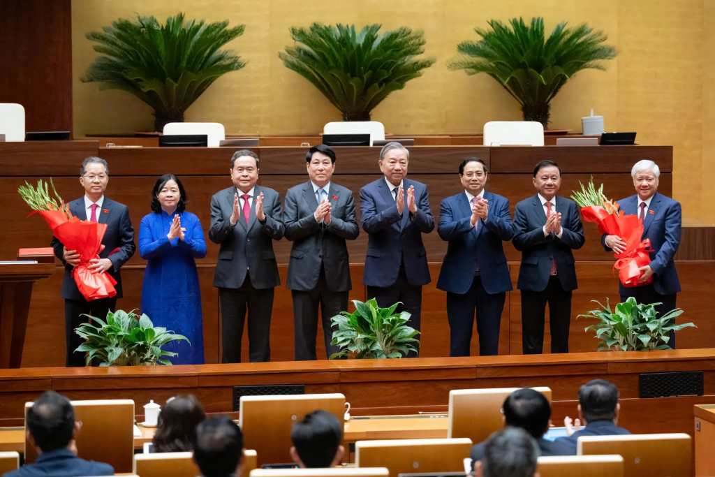 Các đồng chí lãnh đạo Đảng, Nhà nước tặng hoa chúc mừng các đồng chí mới được bầu vào chức danh mới. Ảnh: Quochoi.vn