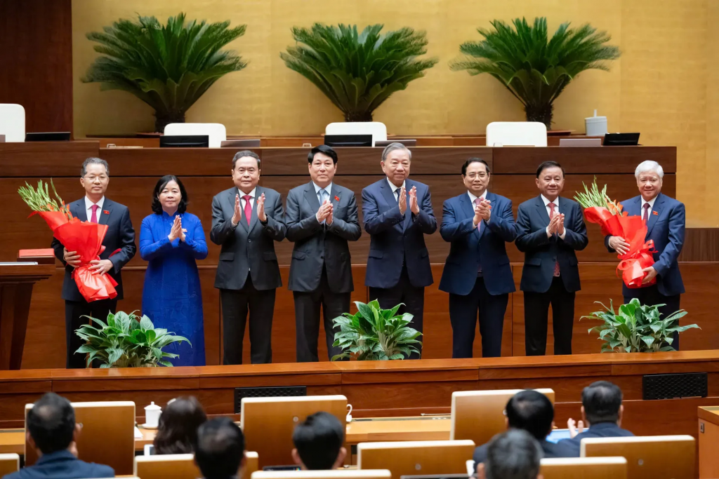 Các đồng chí lãnh đạo Đảng, Nhà nước tặng hoa chúc mừng các đồng chí mới được bầu vào chức danh mới. Ảnh: Quochoi.vn