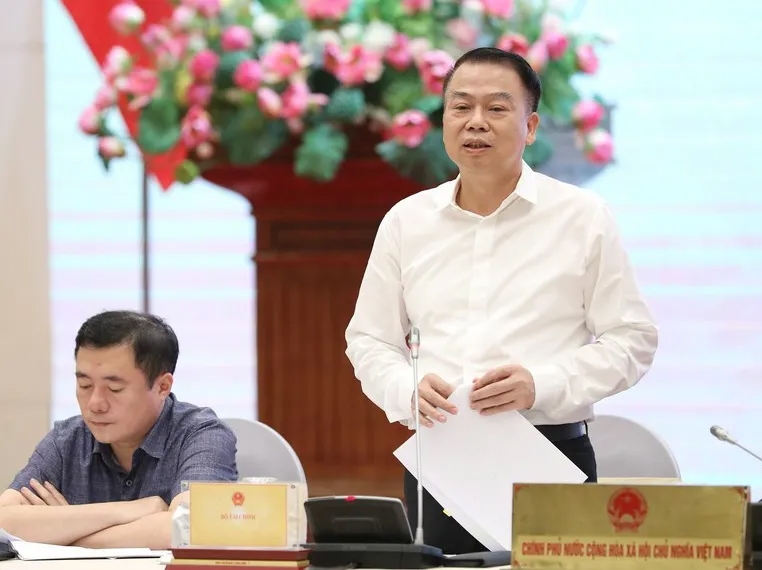 Thứ trưởng Bộ Tài chính Nguyễn Đức Chi trao đổi về giải pháp phát triển kênh huy động vốn. Ảnh VGP