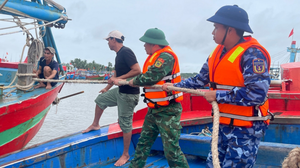 Các địa phương khẩn trương khắc phục hậu quả bão số 13