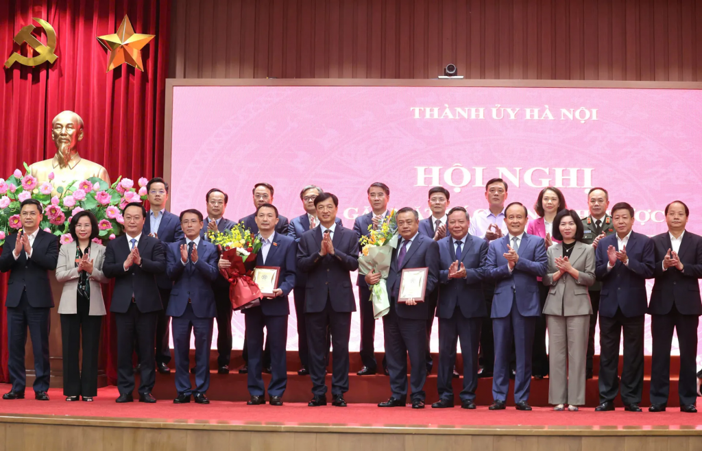 Bí thư Thành ủy Hà Nội Nguyễn Duy Ngọc cùng các đồng chí lãnh đạo TP tặng hoa chúc mừng Ủy viên Trung ương Đảng, Chủ nhiệm Ủy ban Kiểm tra Trung ương Trần Sỹ Thanh và Trung tướng Nguyễn Quốc Duyệt - Chánh Thanh tra Bộ Quốc phòng.