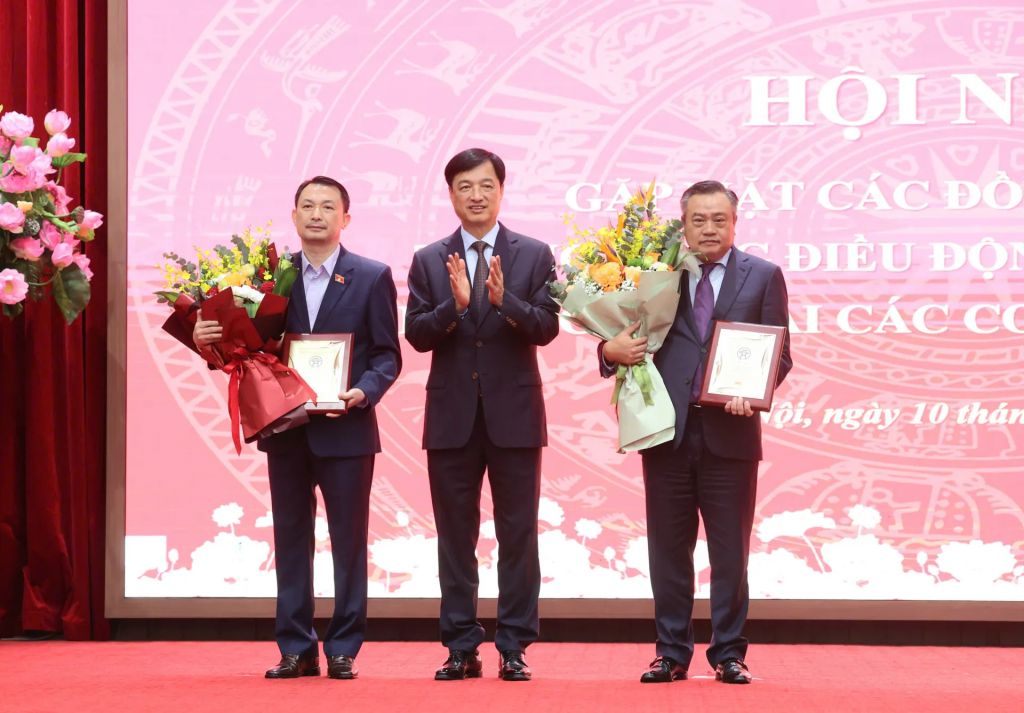 Bí thư Thành ủy Hà Nội Nguyễn Duy Ngọc tặng hoa và Kỷ niệm chương cho Uỷ viên Trung ương Đảng, Chủ nhiệm Ủy ban Kiểm tra Trung ương Trần Sỹ Thanh và Trung tướng Nguyễn Quốc Duyệt - Chánh Thanh tra Bộ Quốc phòng