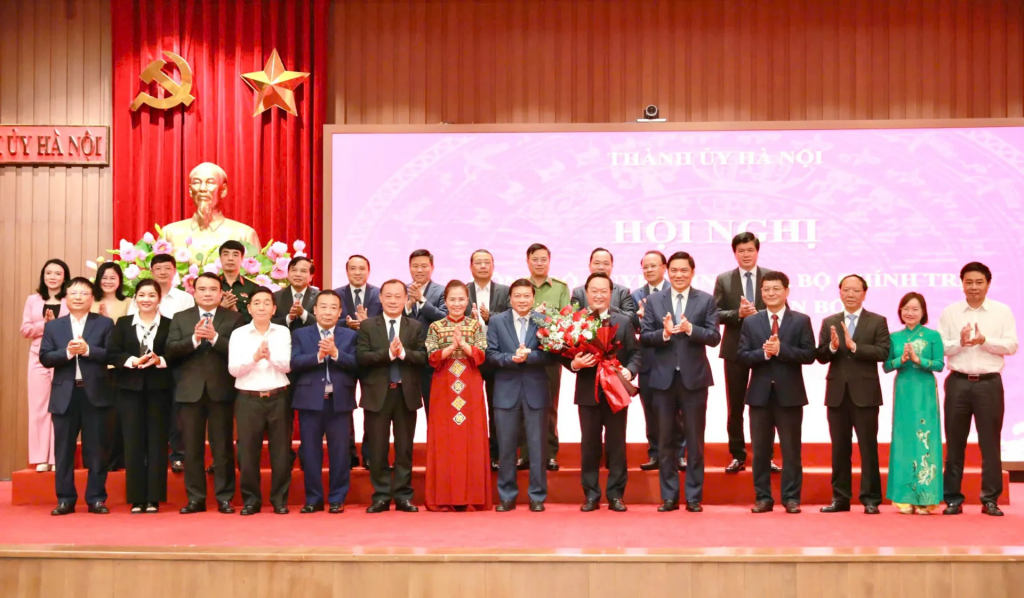 Các đồng chí lãnh đạo tỉnh Nghệ An chúc mừng đồng chí Nguyễn Đức Chung