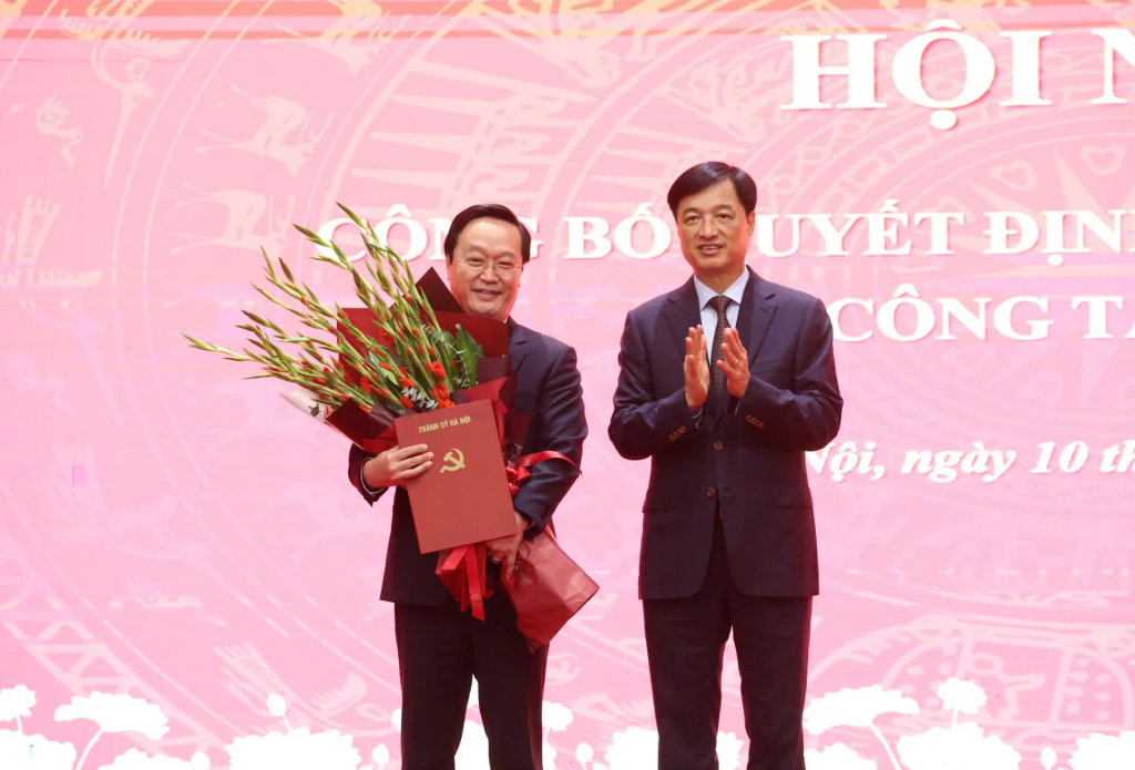 Ủy viên Bộ Chính trị, Bí thư Thành ủy Hà Nội Nguyễn Duy Ngọc trao quyết định và chúc mừng đồng chí Nguyễn Đức Trung.