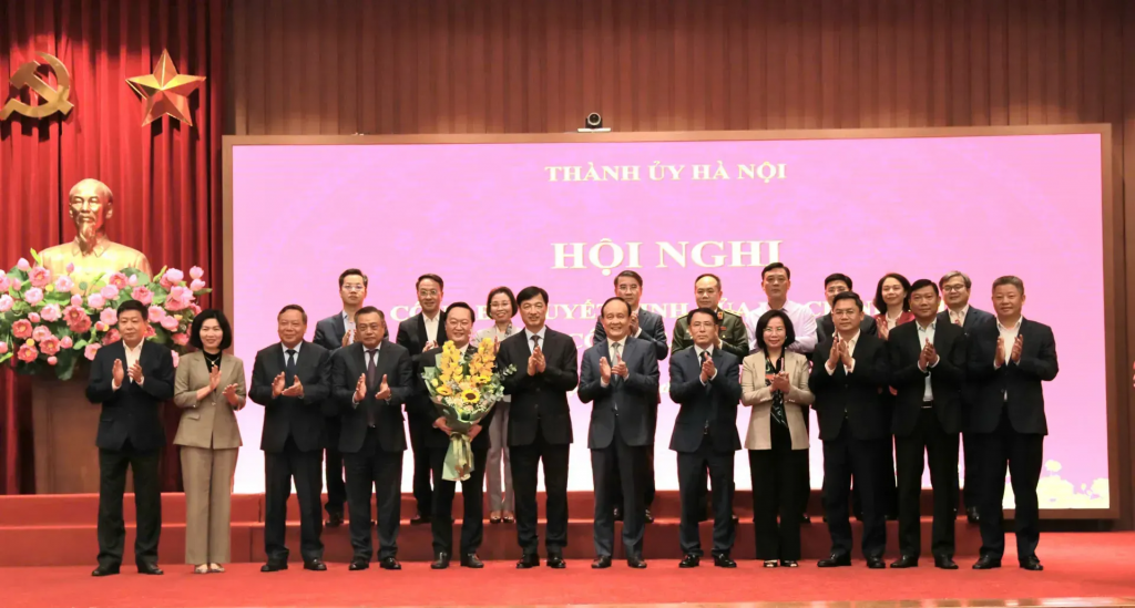 Các đồng chí lãnh đạo Thành phố Hà Nội chúc mừng đồng chí Nguyễn Đức Trung