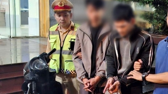 Hai thanh niên đi xe máy "đầu trần” trên quốc lộ 32 bị 141 tóm gọn cùng ma túy