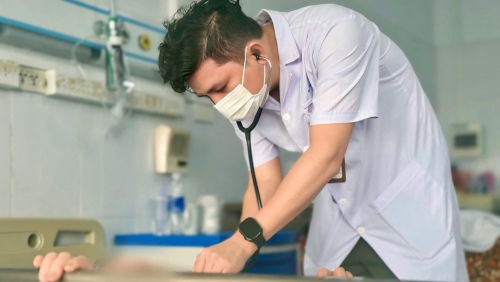 Cụ bà sốt cao liên tục nhiều ngày, nguyên nhân từ vết đốt nhỏ dưới nách