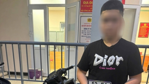 Thanh niên “bốc đầu” xe máy trên phố Trần Nhân Tông gặp ngay 141