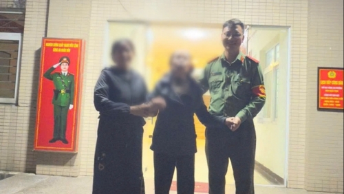 Niềm vui đoàn tụ trong đêm muộn của cụ bà bị lạc đường