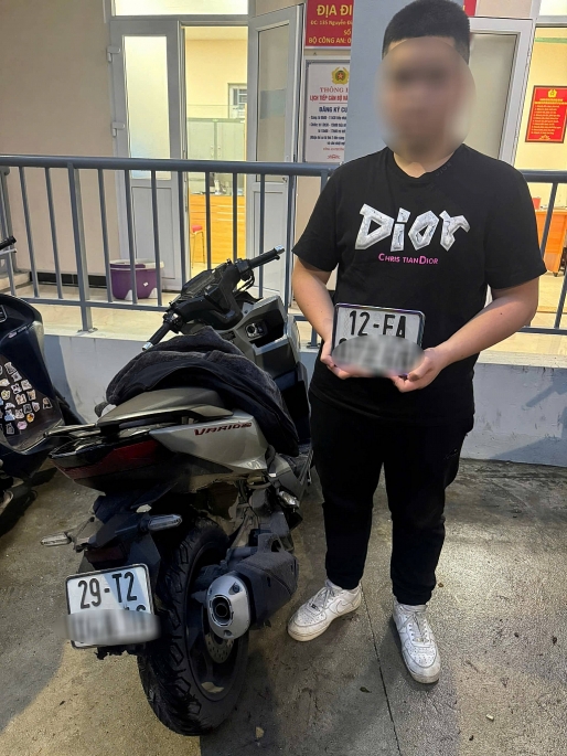 Thanh niên “bốc đầu” xe máy trên phố Trần Nhân Tông gặp ngay 141 Thanh niên “bốc đầu” xe máy trên phố Trần Nhân Tông gặp ngay 141