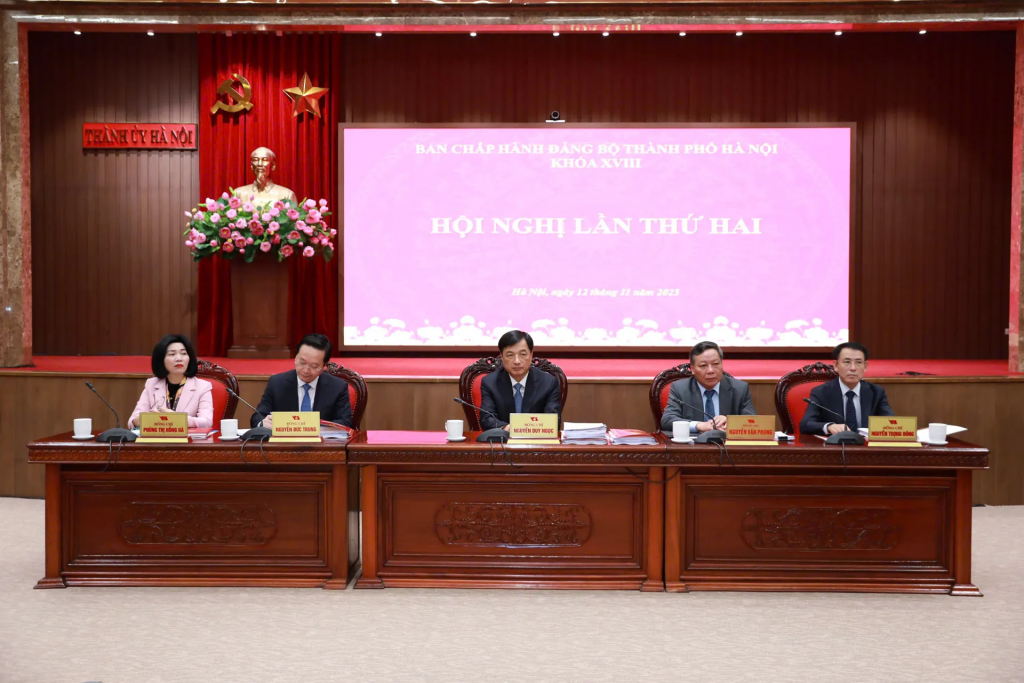 Ủy viên Bộ Chính trị, Bí thư Thành ủy Nguyễn Duy Ngọc cùng các đồng chí lãnh đạo TP chủ trì hội nghị.