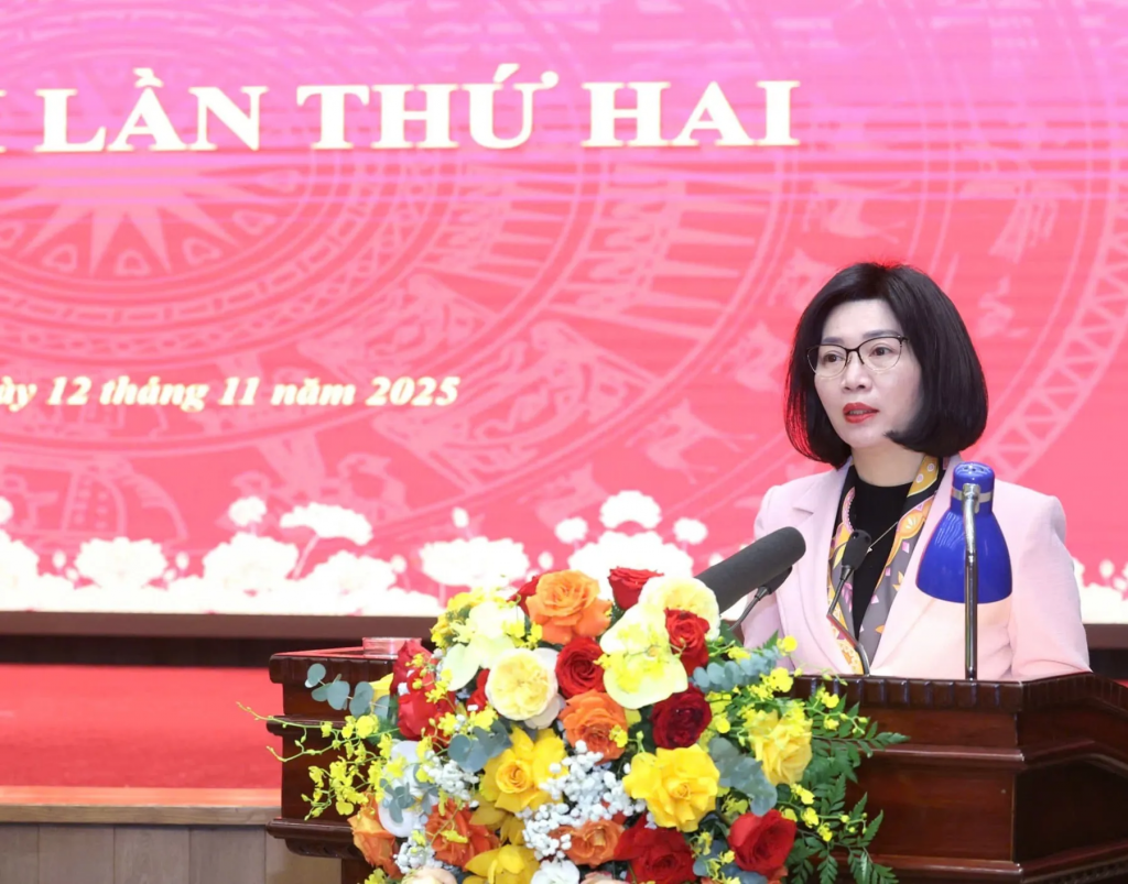 Phó Bí thư Thành ủy, Phó Chủ tịch Thường trực HĐND Thành phố Phùng Thị Hồng Hà trình bày Tờ trình tại Hội nghị.