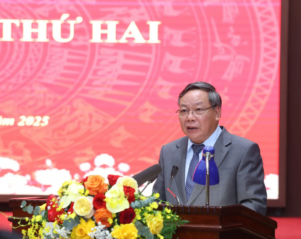 Phó Bí thư Thường trực Thành ủy Nguyễn Văn Phong báo cáo chương trình Hội nghị.