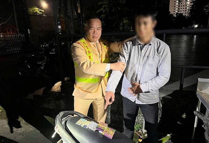 Dừng xe kiểm tra, 141 phát hiện nam thanh niên “phê” cần sa giữa đêm Dừng xe kiểm tra, 141 phát hiện nam thanh niên “phê” cần sa giữa đêm