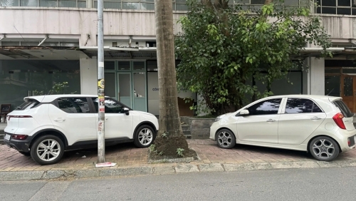 Khi vỉa hè trở thành bãi đỗ xe