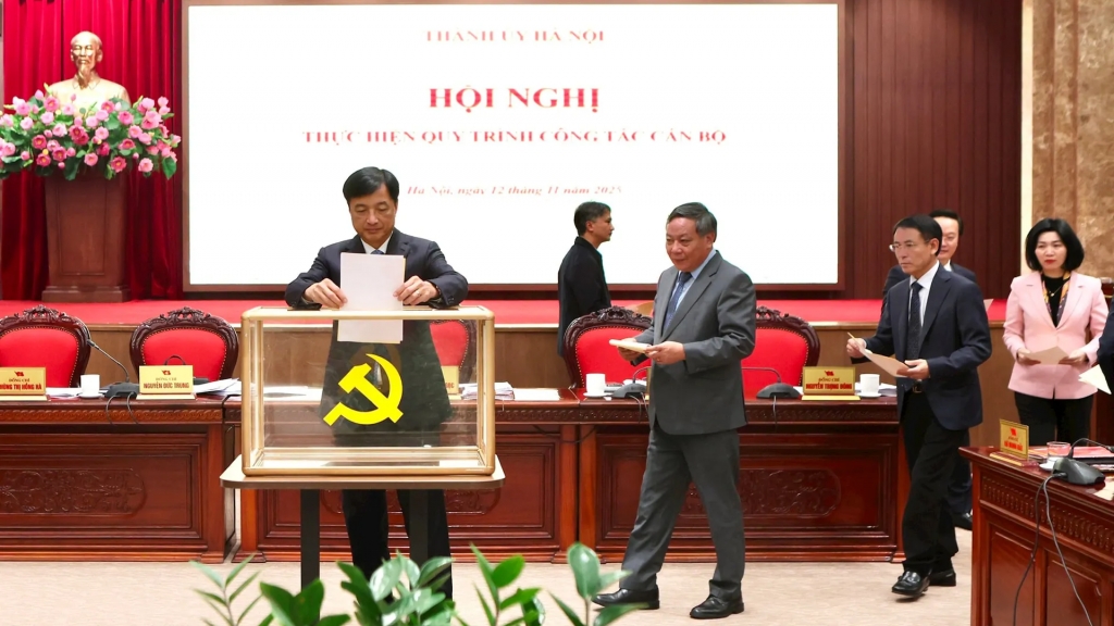 Giới thiệu nhân sự giữ các chức danh quan trọng của thành phố Hà Nội