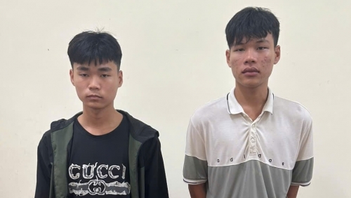 Hành vi đáng lên án của 2 thanh niên trẻ tuổi tại các đền, chùa