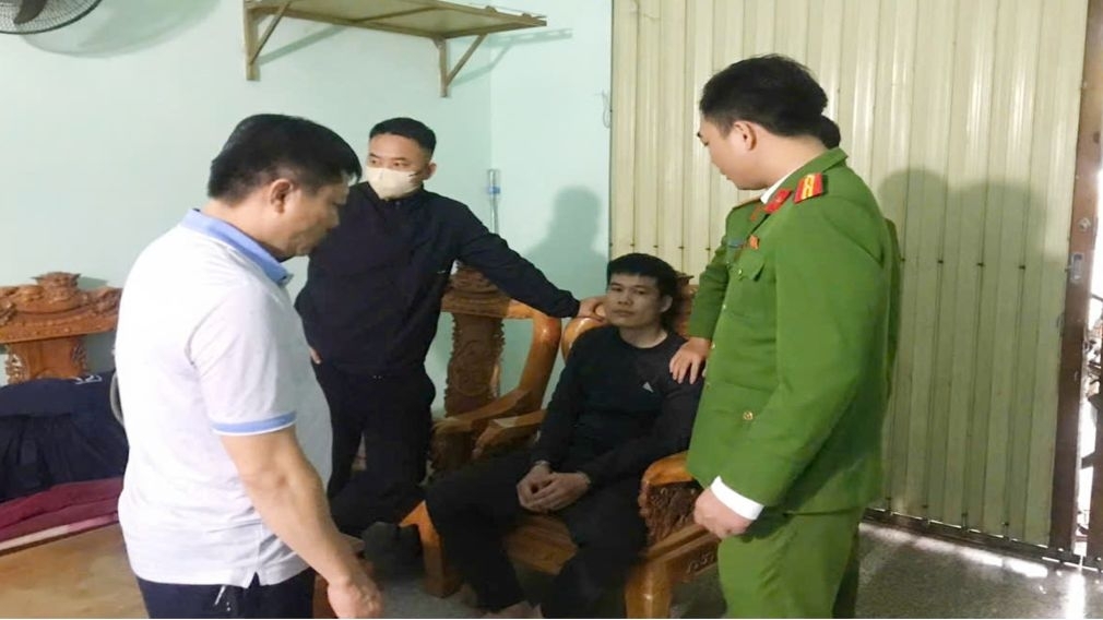 3 nam thanh niên lộ bí mật khi bị kiểm tra