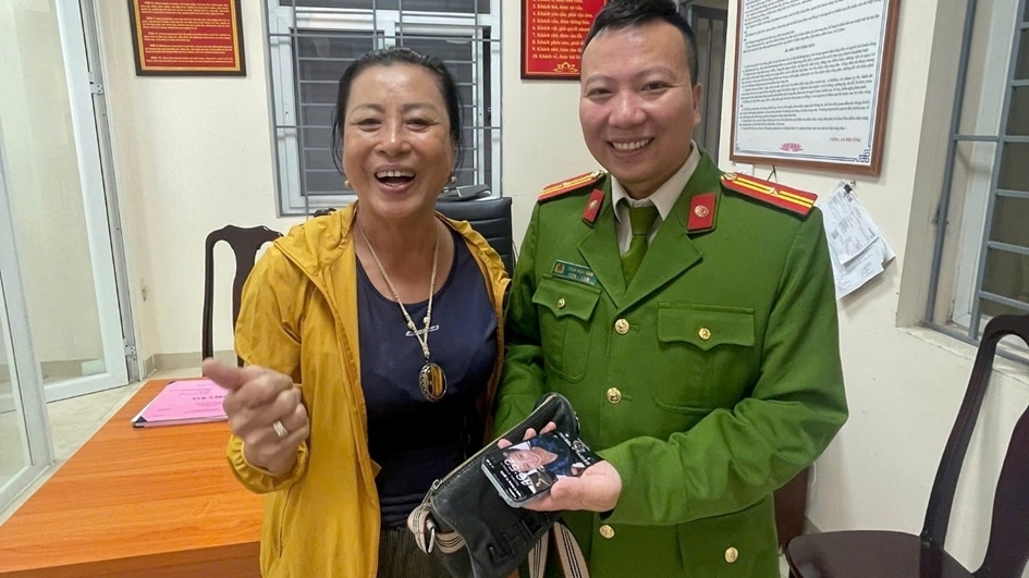 Đánh rơi túi xách, người phụ nữ liền trình báo công an và cái kết ấm lòng