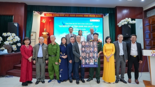 Tri ân đội ngũ nhân sĩ, trí thức vừa cầm phấn vừa cầm súng