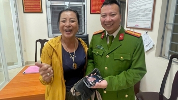 Đánh rơi túi xách, người phụ nữ liền trình báo công an và cái kết ấm lòng