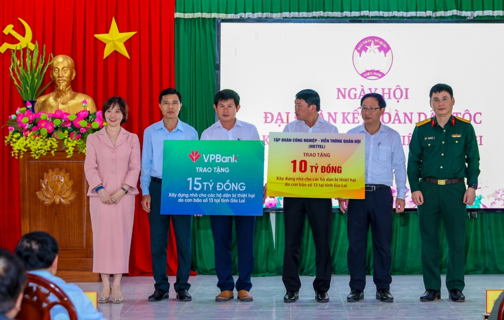 Bà Phạm Thị Nhung, thành viên HĐQT VPBank, đại diện ngân hàng trao tặng kinh phí xây dựng nhà cho các hộ dân bị thiệt hại tại Gia Lai. Ảnh: VGP/Nhật Bắc