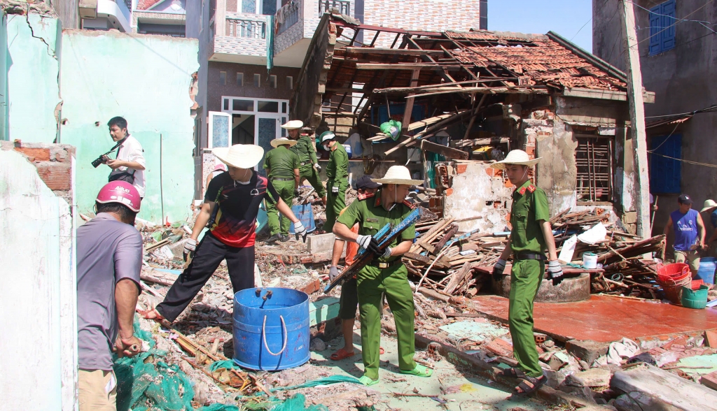 Các hộ dân tại xã Đề Gi bị ảnh hưởng nghiêm trọng do cơn bão số 13. Ảnh: VGP/Nhật Bắc