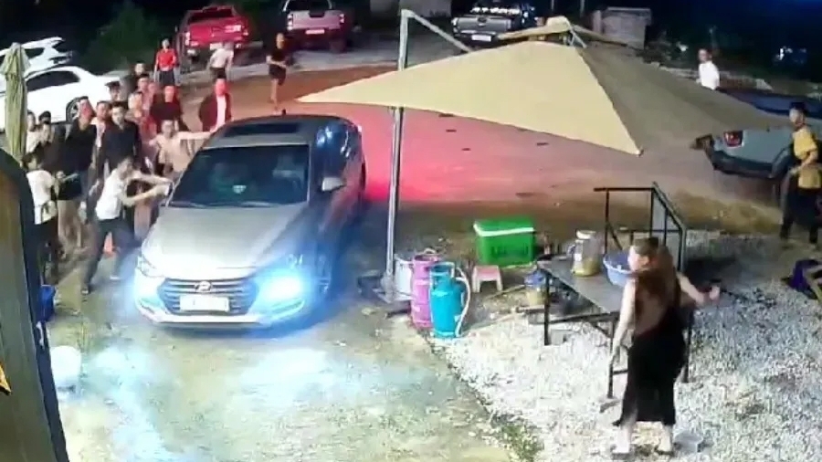 Vụ ô tô “điên” lao vào đám đông ở Nghệ An: có dấu hiệu của nhiều tội danh?